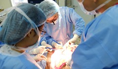 Các bác sĩ phẫu thuật cắt da thừa, mỡ bụng cho bệnh nhân bị béo phì nặng tới 115kg (Ảnh: BS. Nguyễn Đình Minh) 