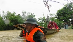 Người dân sơ tán vì mưa lũ (Ảnh: Thảo Vy - nguồn: baothuathienhue.vn)