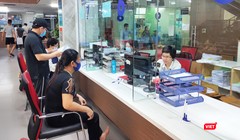 Người dân thanh toán viện phí tại bệnh viện (Ảnh - Minh Thuý) 