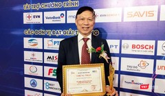 PGS. TS. Trần Quý Tường, Cục trưởng Cục Công nghệ Thông tin, Bộ Y tế nhận giải thưởng Chuyển đối số Việt Nam 2020 (Ảnh: Minh Thuý) 