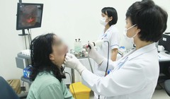 Bác sĩ khám bệnh cho bệnh nhân (Ảnh: Bệnh viện Hữu Nghị) 