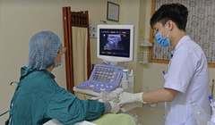 Bác sĩ điều trị cho bệnh nhân bị bướu giáp (Ảnh: BVCC) 