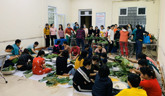 Bác sĩ tại Bệnh viện Hữu nghị Đa khoa Nghệ An đã gói hơn 500 chiếc bánh chưng để chống lũ (Ảnh: Hoàng Linh) 