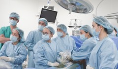 PGS. TS. Nguyễn Duy Ánh cùng ê kíp phẫu thuật cho sản phụ tại Bệnh viện Phụ sản Hà Nội (Ảnh: BV Phụ sản Hà Nội) 