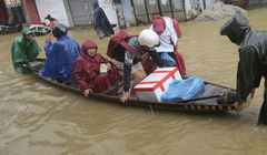 Người dân di chuyển khi nước lũ dâng cao (Ảnh: Hoàng Triều - Nguồn: baothuathienhue.vn)