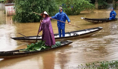 Người dân di chuyển khi thời tiết bão lũ (Ảnh: Hoàng Triều - nguồn: baothuathienhue.vn) 