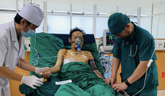 Bác sĩ chăm sóc ông N. sau phẫu thuật (Ảnh: Quỳnh Hương)