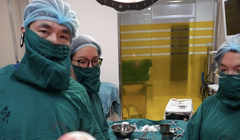 Bác sĩ cắt bỏ khối u xơ (Ảnh: BVCC) 