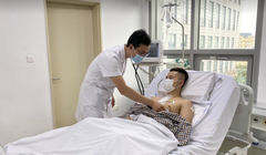 Bác sĩ khám bệnh cho bệnh nhân sau phẫu thuật (Ảnh: BVCC) 