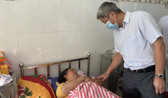 Thứ trưởng Bộ Y tế Nguyễn Trường Sơn thăm hỏi nạn nhân trong vụ sạt lở đất ở Trà Leng (Ảnh: Vũ Mạnh Cường) 