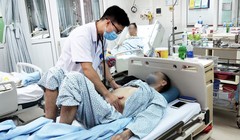 Bác sĩ khám bệnh cho bệnh nhân bị ngộ độc sau khi uống viên thuốc nam trị tiểu đường (Ảnh: Văn Phong) 