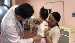 ThS. BS. Đặng Hoàng Thơm thăm khám cho bé (Ảnh: BVCC) 