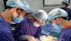 Các bác sĩ phẫu thuật dương vật cho bệnh nhân (Ảnh: Bệnh viện Đại học Y Hà Nội) 