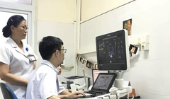 Bác sĩ thăm khám cho bệnh nhân (Ảnh: Bệnh viện Sản nhi Quảng Ninh) 