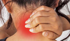 Dân văn phòng thường xuyên bị đau cổ vì thói quen làm việc (Ảnh: BrightSide)