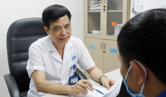 BS. Đào Hữu Ghi - Trưởng Khoa Điều trị Bệnh da nam giới, Bệnh viện Da liễu Trung ương - tư vấn cho một bệnh nhân (Ảnh: Thảo Vy)