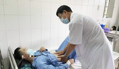 Bác sĩ chăm sóc cho bệnh nhân bị gãy dương vật vì thói quen kì lạ (Ảnh: BVCC) 