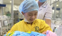 Mẹ bé Bình Anh hạnh phúc trong ngày gặp lại con gái (ẢNh: BVCC) 