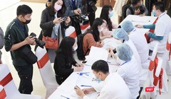 Các tình nguyện viên đăng ký thử nghiệm vaccine phòng COVID-19 ở Học viện Quân Y (Ảnh: Minh Thuý) 