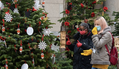 Người dân đeo khẩu trang khi đi chơi giáng sinh (Ảnh minh hoạ - BBC) 