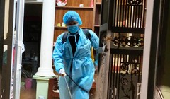 Nhân viên y tế phun khử khuẩn khu vực du học sinh mắc COVID-19 từng đến (Ảnh: Cổng TTĐT tỉnh Quảng Ninh) 