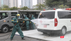 Nhân viên y tế phun khử khuẩn xe cấp cứu (Ảnh - Minh Thuý) 