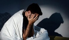 Chàng trai đau đầu sau khi bị đồng nghiệp làm "chuyện ấy" (Ảnh minh hoạ) 