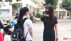 Cô giáo đo nhiệt độ cho học sinh (Ảnh- Minh Thuý) 