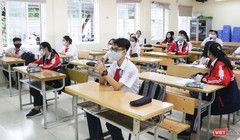 Học sinh đeo khẩu trang, ngồi giãn cách trong lớp học (Ảnh - Minh Thuý) 