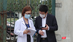 Nhân viên y tế làm việc bên ngoài cổng Trường Tiểu học Xuân Phương vào chiều qua (1/2) (Ảnh - Khánh Linh) 