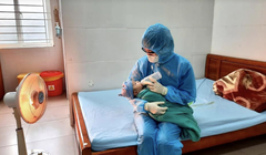 Bác sĩ chăm sóc cho bé sơ sinh tại bệnh viện (Ảnh - TM)