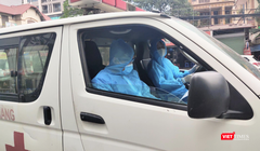 Nhân viên y tế lái xe cấp cứu trước khu vực cách ly COVID-19 (Ảnh - Minh Thuý) 