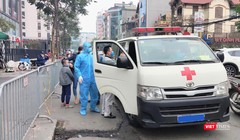 Xe cấp cứu của cơ quan chức năng làm nhiệm vụ trước khu vực cách ly COVID-19 (Ảnh - MInh Thuý) 