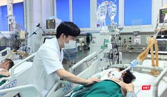 Bác sĩ khám cho bệnh nhân (Ảnh - Minh Thuý) 