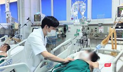 ThS. BS. Đồng Phú Khiêm chăm sóc cho bệnh nhân đang điều trị ở bệnh viện (Ảnh - Minh Thuý) 