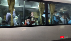 Một em học sinh vẫy tay vui mừng khi hết cách ly về nhà ăn Tết (Ảnh - Minh Thuý) 