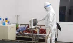 Bác sĩ chăm sóc cho bệnh nhân (Ảnh - BYT) 