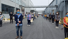 Công nhân chờ lấy mẫu xét nghiệm COVID-19 ở Hải Dương (Ảnh - BYT) 