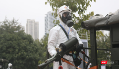 Nhân viên y tế phun khử khuẩn phòng COVID-19 (Ảnh - Minh Thuý) 