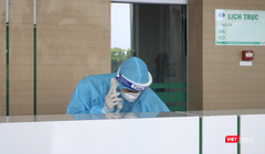 Nhân viên y tế trực cấp cứu ở bệnh viện (Ảnh - Minh Thuý) 