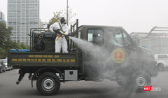 Phun khử khuẩn phòng COVID-19 (Ảnh - Minh Thuý) 