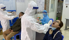 Nhân viên y tế lấy mẫu xét nghiệm cho bệnh nhân mắc COVID-19 (Ảnh - TTYT quận HBT) 