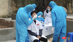 Nhân viên y tế lấy mẫu xét nghiệm COVID-19 (Ảnh chụp màn hình - nguồn Cổng TTĐT TP. Hải Phòng) 