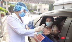 Nhân viên y tế hỗ trợ rửa tay cho người dân trước khi vào bệnh viện (Ảnh - Minh Thuý) 
