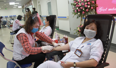 Bác sĩ ở Bệnh viện Hữu Nghị hiến máu tình nguyện (Ảnh - BVCC) 