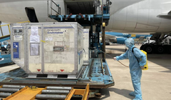 Lô vaccine phòng COVID-19 đầu tiên về Việt Nam (Ảnh - Đình Anh) 