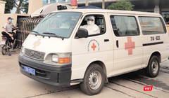 Xe cấp cứu chở bệnh nhân COVID-19 (Ảnh - Minh Thuý) 
