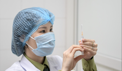 Nhân viên y tế chuẩn bị tiêm thử nghiệm vaccine phòng COVID-19 (Ảnh - Hoàng Anh)