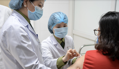 Tiêm vaccine phòng COVID-19 cho tình nguyện viên (Ảnh - Hoàng Anh) 