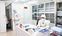 Nhân viên y tế chuẩn bị lấy mẫu cho tình nghiêm viên tiêm vaccine phòng COVID-19 (Ảnh - Minh Thuý) 